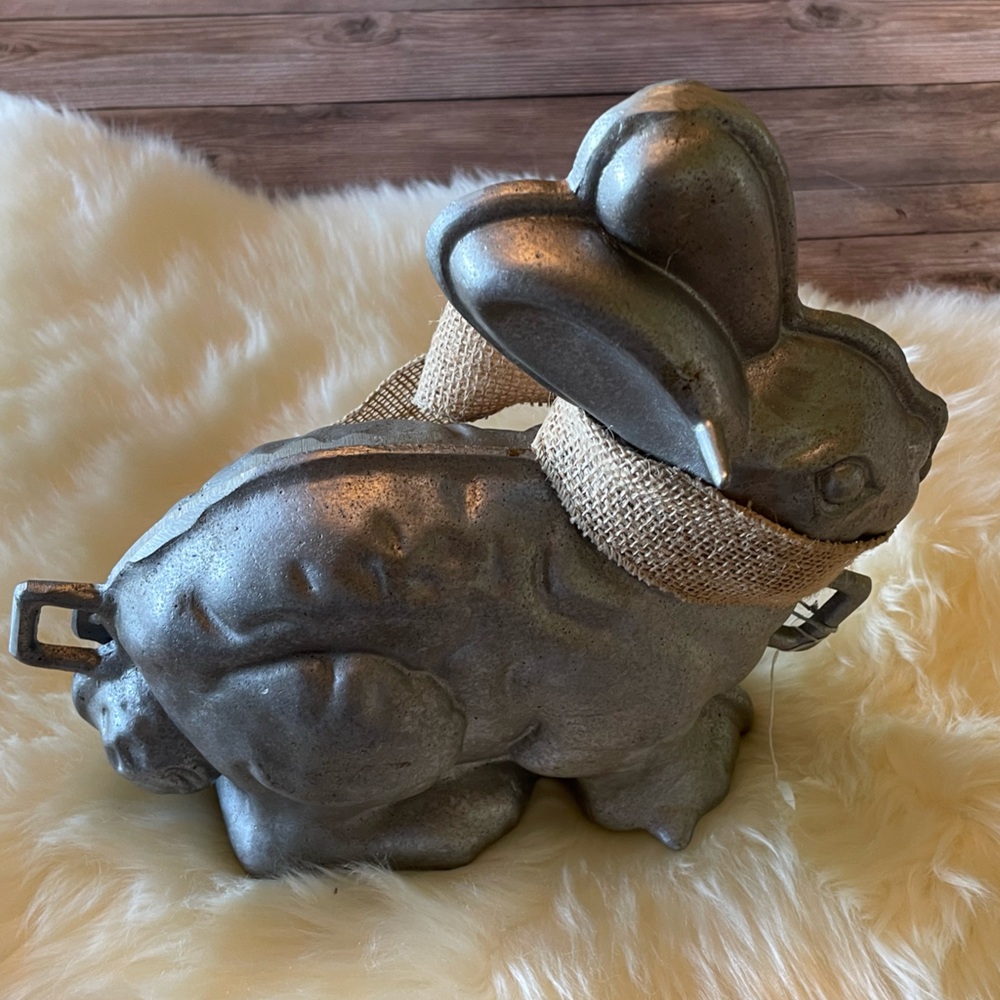 v i n t a g e Heavy Cast Aluminum 3D Bunny Cake Mold - Picture 2 of 8